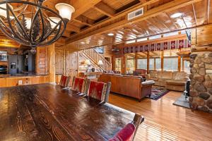 Family Mountainside Stay for 10 w Hot Tub & Mtn Views