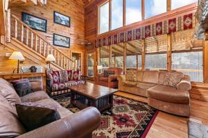 Family Mountainside Stay for 10 w Hot Tub & Mtn Views