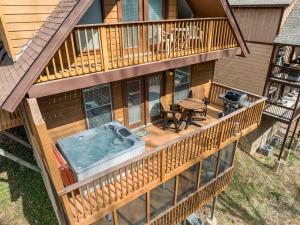 Cabin Stay for 16 Close to Pkwy with Deck & Hot Tub