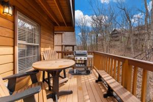 Cabin Stay for 16 Close to Pkwy with Deck & Hot Tub