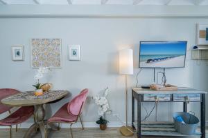 Coral Cove Beachfront Condo for 3 with Onsite Pool