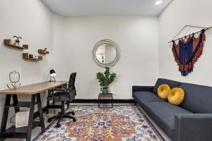 Beautifully decorated in the heart of town