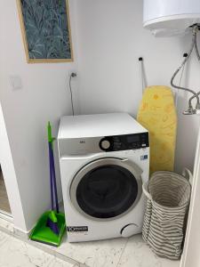 White House Apartments - Forest