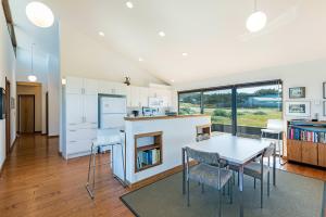 Haltwhistle West With Ocean Views