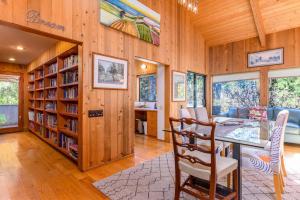 Beautiful Family Home for 6 with Hot Tub in Redwoods