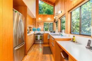 Beautiful Family Home for 6 with Hot Tub in Redwoods