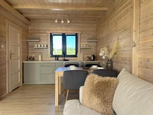 MOJA DEBINA LUX 2, dom z pokojem dziennym, dwiema sypialniami i widokiem na las, blisko plaży