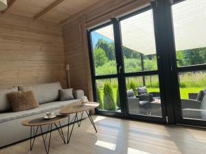 MOJA DEBINA LUX 2, dom z pokojem dziennym, dwiema sypialniami i widokiem na las, blisko plaży