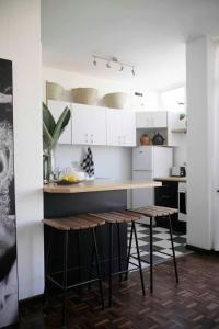 Quiet and central work friendly 1 bed with Table Mtn views