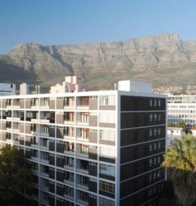 Quiet and central work friendly 1 bed with Table Mtn views