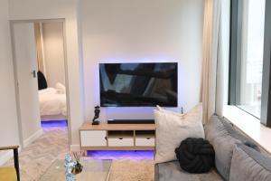 Modern 1 Bedroom at Foreshore Place Mountain Views & Walk to V&A