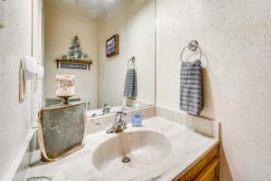 Hike, Bike and Ski Red River Condo with Spa Access