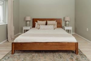 Huge, One Bedroom Apartment with Balcony