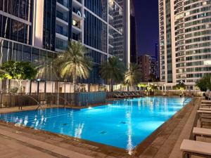 Serenity Suite Stylish 2BR Pool & Fitness Perks