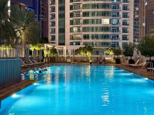 Serenity Suite Stylish 2BR Pool & Fitness Perks