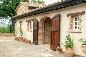 TENUTA SOSPESA - Exclusive Villa, Pool & Party Barn near Tuscany