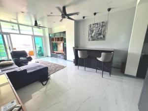 KARON HILL OCEANVIEW Spacious 1 BEDROOM Sleeps 4