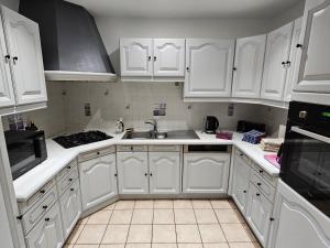 Maisons de vacances Gite 3 etoiles pres du Mans avec bain nordique, 12 pers, 5 chambres, proche circuit 24H et nature - FR-1-410-381 : photos des chambres