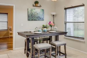 Jacksonville Family Home Near Shopping and Dining!