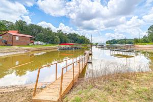Family Fun! Lake Eufaula Home with Wraparound Deck