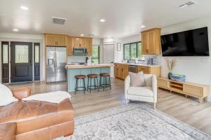 Family Fun! Lake Eufaula Home with Wraparound Deck