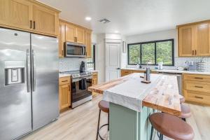 Family Fun! Lake Eufaula Home with Wraparound Deck