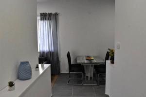 Apartments with parking space Kastel Stari, Kastela - 24803
