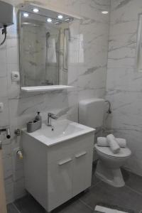 Apartments with parking space Kastel Stari, Kastela - 24803