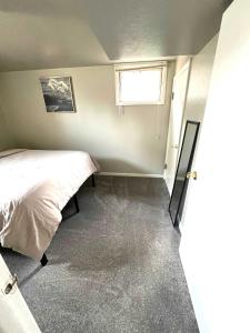 Cozy basement apartment - blocks from Old Town