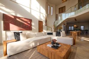 Fale Seminyak - Brand New Modern Luxury 5BR Villa in Seminyak with Private Pool, Gym & Massage Room