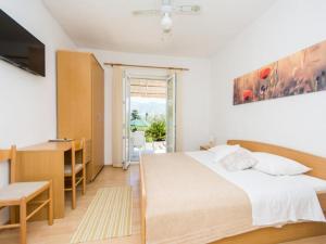 Apartments & Rooms Jokovic-Deluxe Studio Apartment with Terrace and Partial Sea View SOBA 6