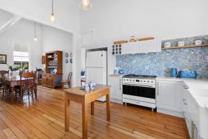 Yarrum Downs House - Luxury Farmstay - 5 min to beach