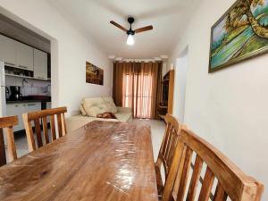 Imóvel na praia com dois quartos climatizados