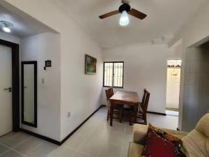 Imóvel na praia com dois quartos climatizados