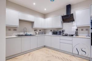 5BR Birmingham Apt with Parking, Arcade Games & Wi-Fi