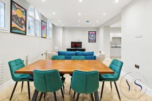 5BR Birmingham Apt with Parking, Arcade Games & Wi-Fi