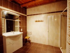 Maisons de vacances Maison de charme avec poele a bois, 3 chambres, salle de jeux, jardin clos et equipements modernes. - FR-1-496-259 : photos des chambres