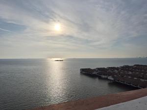 13pax GLORY EXECUTIVE SUITE 3R3B, DOORSTEP BEACH, POOL, BBQ, Wifi, 50"TV