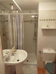 Appartements Appt 4-6 couchages climatise avec 2 piscines et 200 m des plages et criques : Appartement 2 Chambres avec Terrasse