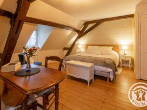 B&B / Chambres d'hotes Chambres d-hotes elegantes a La Menitre avec piscine chauffee et wifi - FR-1-622-115 : photos des chambres