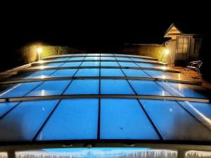 B&B / Chambres d'hotes Chambres d-hotes elegantes a La Menitre avec piscine chauffee et wifi - FR-1-622-115 : photos des chambres