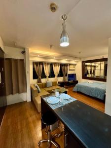 WestParc Cedar Cozy Apartment in the Heart of Alabang