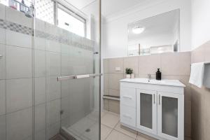 Comfy 2BR Near Hospitals, QUT and CBD with Parking!