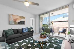 Comfy 2BR Near Hospitals, QUT and CBD with Parking!