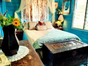 Rosewood Cottage -Entire 2 bedroom home with Netflix & WiFi