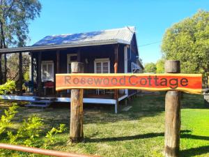 Rosewood Cottage -Entire 2 bedroom home with Netflix & WiFi