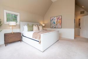 Spacious Designer 3BR Victorian with AC & Hot Tub