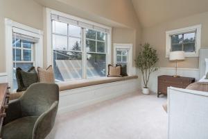 Spacious Designer 3BR Victorian with AC & Hot Tub