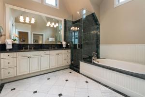 Spacious Designer 3BR Victorian with AC & Hot Tub