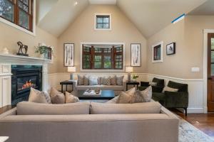 Spacious Designer 3BR Victorian with AC & Hot Tub